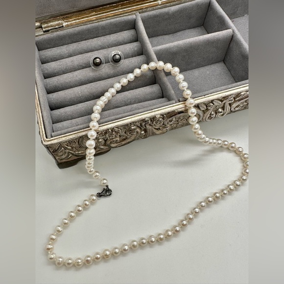 Vintage Pearl Necklace & Tahitian Post Earrings - Picture 15 of 15